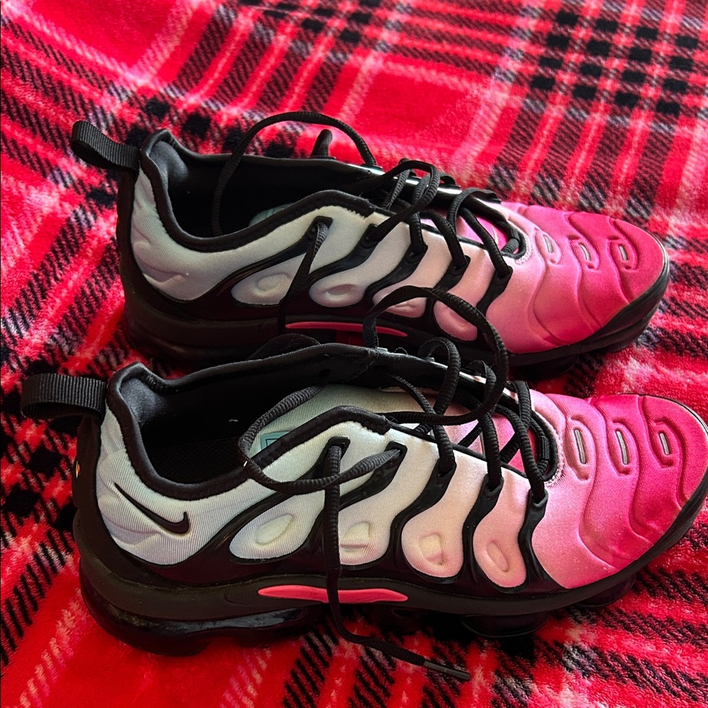 Nike Women's Gradient Pink and Black Shoes